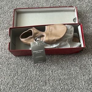 Capezio Tan Pedini size 7M NWT